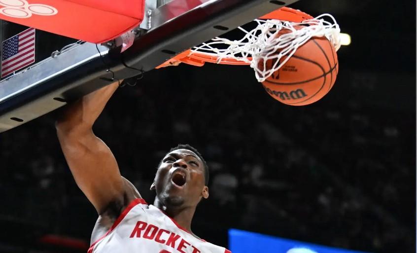 火箭队正在寻找替代中锋解决内线问题