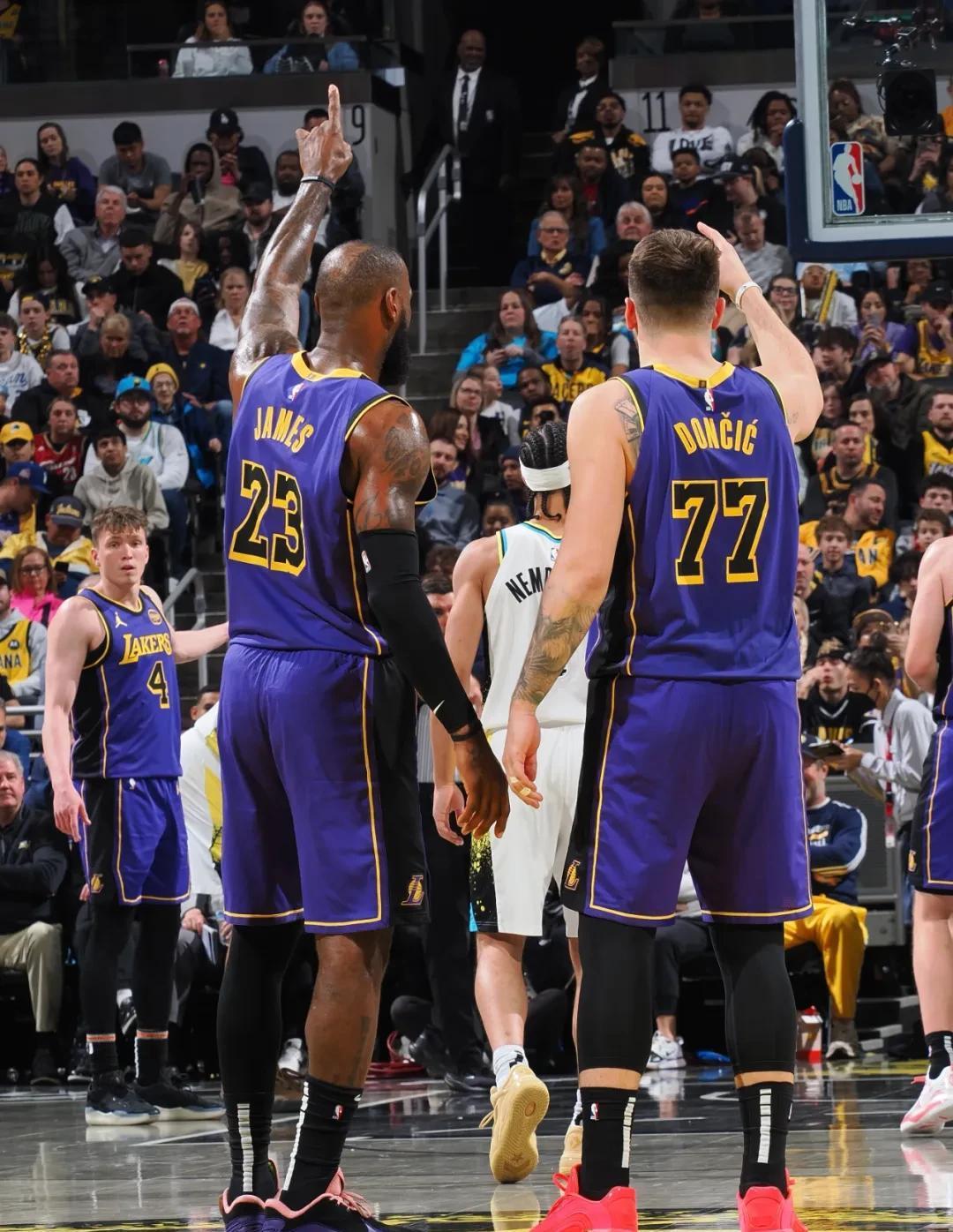 湖人双枪再现！詹姆斯戴维斯携手压哨绝杀(詹姆斯和戴维斯伤势最新情况)
