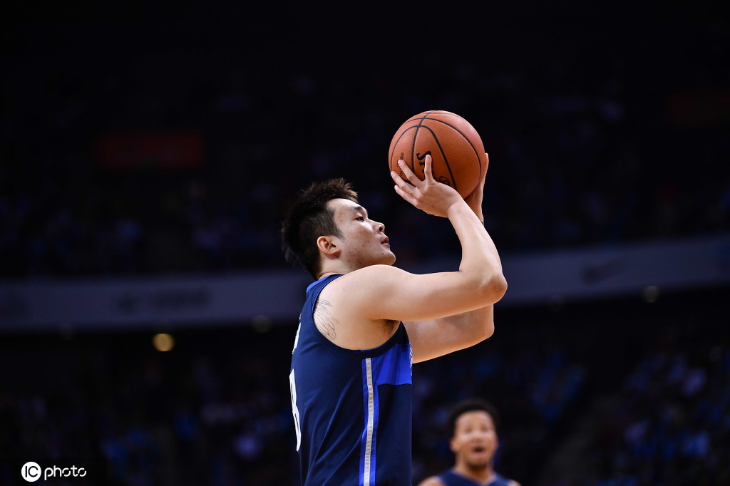 法尔肯主教练因言论惹争议，球员们需集中精神备战的简单介绍