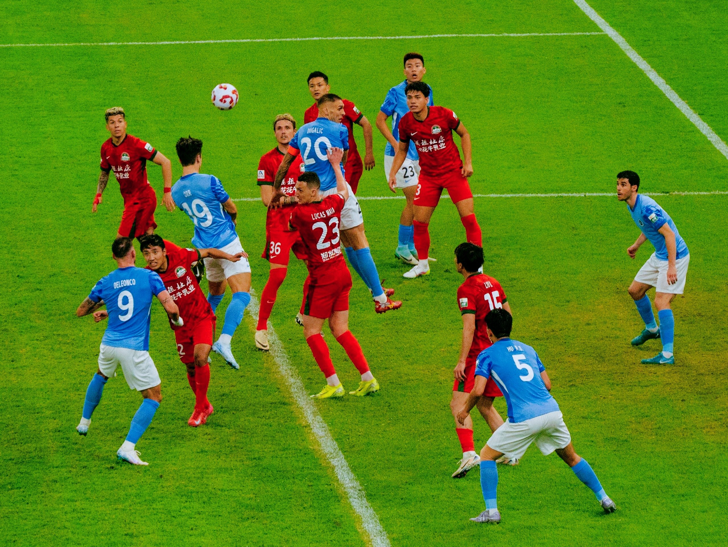 包含世界杯篮球赛场连番精彩，球迷热血激荡的词条