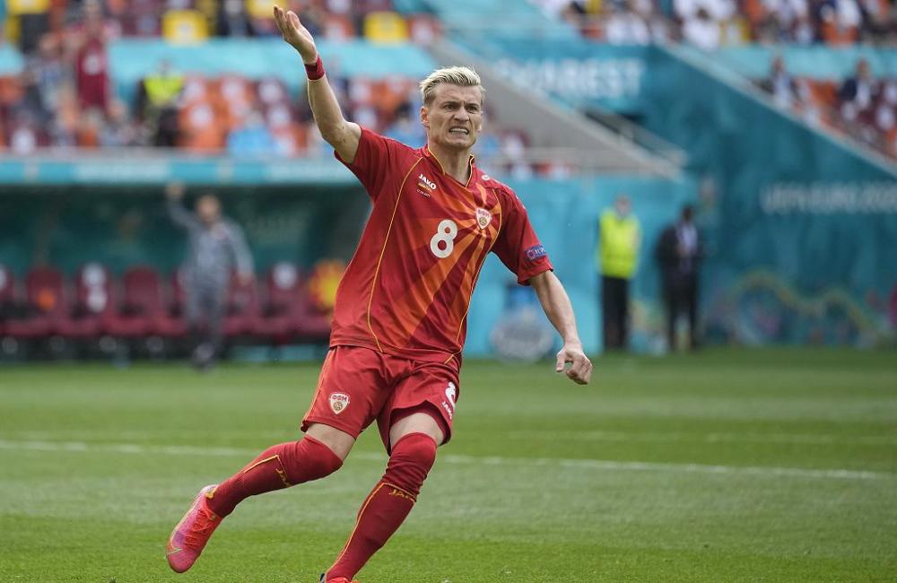 柏林赫塔队员在比赛中踢飞点球，球迷愤怒