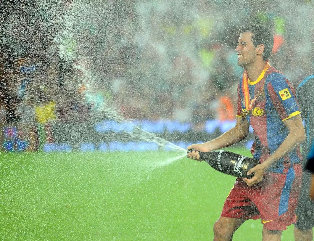 柏林赫塔队员在比赛中踢飞点球，球迷愤怒